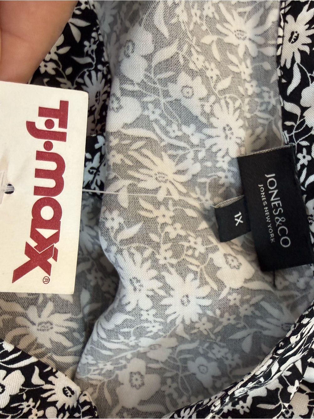 Jones & Co Women’s NWT Size 1X Black & White Floral V-Neck Top Sleeve Tie - Picture 5 of 7